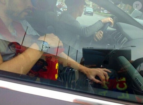 Shakira au volant, Gerard Piqué porte son fils Milan dans son porte-bébé kangourou, assis à la place du mort, sans ceinture de sécurité, le 10 février 2013 à la sortie du Camp Nou à Barcelone