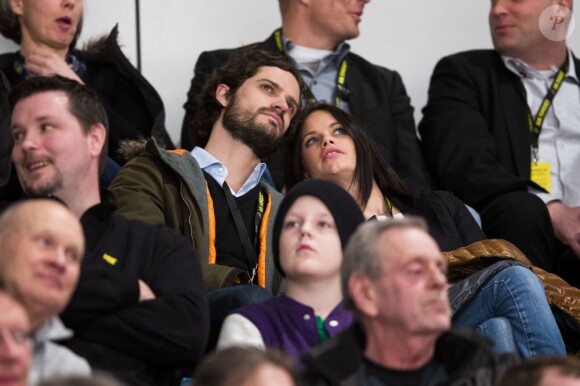 Le prince Carl Philip de Suède et sa compagne Sofia Hellqvist, en amoureux, à la patinoire Hovet de Stockholm pour un match d'Eliteserien (championnat de 1re division de hockey sur glace) entre l'AIK et le HV71.