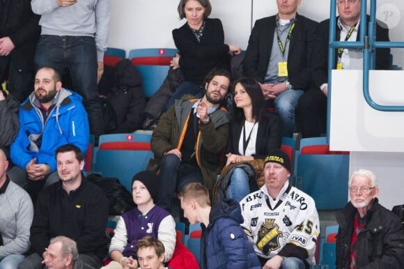 Carl Philip de Suède et sa compagne Sofia Hellqvist à la patinoire Hovet de Stockholm pour un match d'Eliteserien (championnat de 1re division de hockey sur glace) entre l'AIK et le HV71.