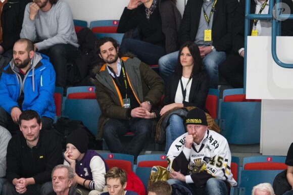 Le prince Carl Philip et sa compagne Sofia Hellqvist à la patinoire Hovet de Stockholm pour un match d'Eliteserien (championnat de 1re division de hockey sur glace) entre l'AIK et le HV71.