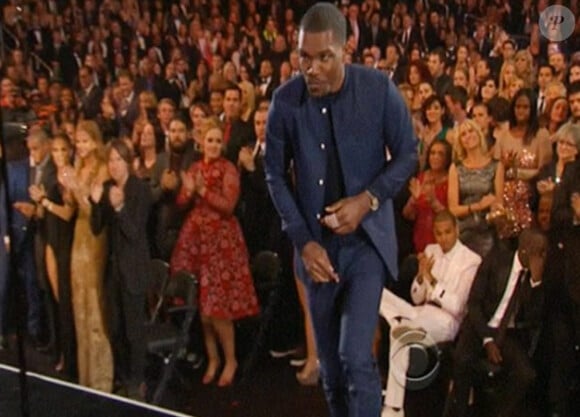 Le chanteur Chris Brown, contrairement à tous les invités, est resté assis lorsque Frank Ocean s'est levé pour recevoir le prix du Meilleur album urbain contemporain. On peut voir Adele, sur la gauche, regarder Chris Brown qui ne daigne même pas se lever.