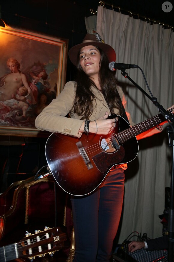 Vanille Clerc en concert lors de la soirée "The Gant Party" au Trés Honoré à Paris, le 14 fevrier 2013.