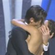 2003 : Halle Berry embrassée par Adrien Brody, Oscar du meilleur acteur visiblement très heureux.