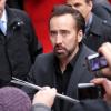 Nicolas Cage signe des autographes à son arrivée pour le photocall pour le film Les Croods à la 63e Berlinale le 15 février 2013.