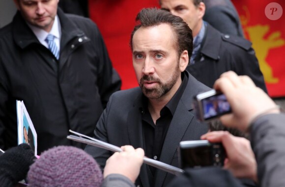 Nicolas Cage signe des autographes à son arrivée pour le photocall pour le film Les Croods à la 63e Berlinale le 15 février 2013.