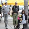 Johnny Hallyday, sa femme Laeticia, et leurs filles Jade et Joy se promènent à Pacific Palisades, le 15 fevrier 2013, à Los Angeles : une vraie famille du bonheur !
Le couple semble en effet plus heureux que jamais en ce lendemain de Saint-Valentin. Le rockeur s'élipse quelques instants pour acheter une paire de boucles d'oreilles afin de faire une surprise a sa femme.