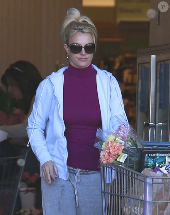 Britney Spears fait ses courses à Calabasas, quartier de Los Angeles, le 17 février 2012.