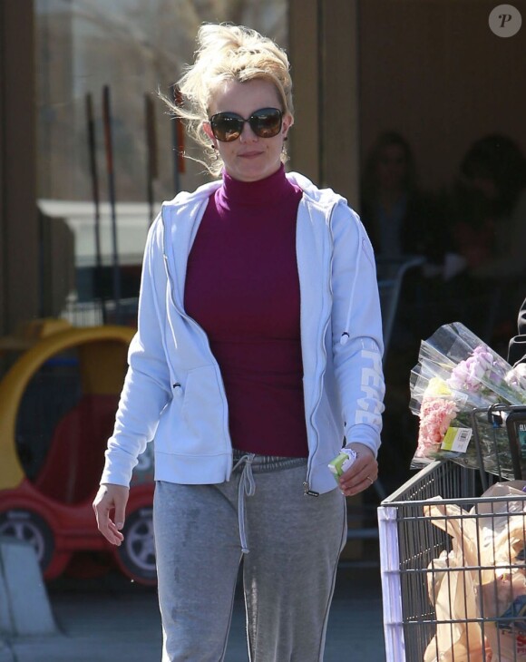 Britney Spears fait ses courses à Calabasas, quartier de Los Angeles, le 17 février 2012.