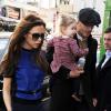 David, Victoria Beckham et leur petite fille Harper s'apprêtent à célébrer les 8 ans de leur petit garçon, Cruz, le 18 février 2013 dans le centre de Londres