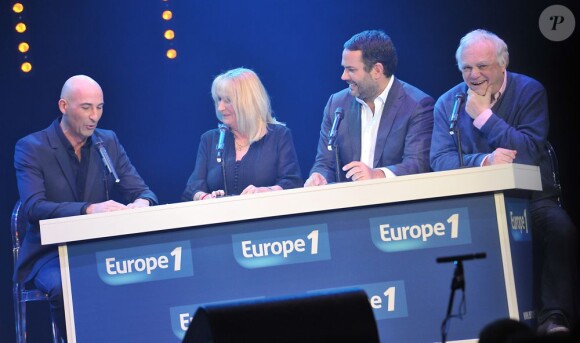 Nicolas Canteloup, Julie Leclerc, Bruce Toussaint et Laurent Cabrol sur la scène de Bobino pour la grande soirée humoristique "Europe 1 fait Bobino", le 18 février 2013