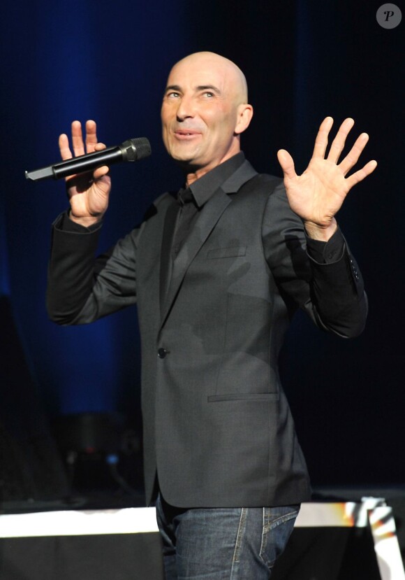 Nicolas Canteloup sur la scène de Bobino pour la grande soirée humoristique "Europe 1 fait Bobino", le 18 février 2013