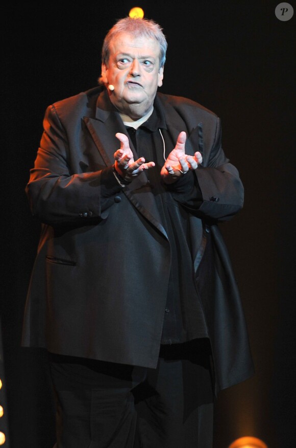 Guy Carlier sur la scène de Bobino pour la grande soirée humoristique "Europe 1 fait Bobino", le 18 février 2013