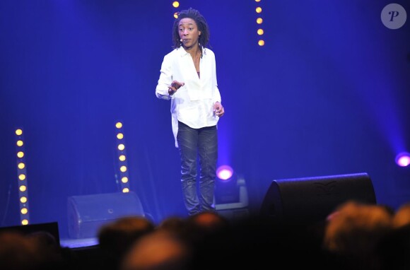 Shirley Souagnon sur la scène de Bobino pour la grande soirée humoristique "Europe 1 fait Bobino", le 18 février 2013