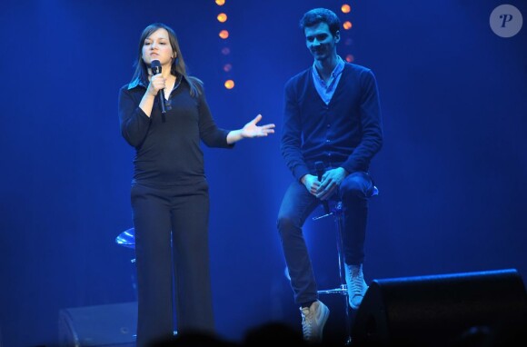 Anais Petit et Marc-Antoine Lebret sur la scène de Bobino pour la grande soirée humoristique "Europe 1 fait Bobino", le 18 février 2013