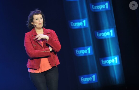 Anne Roumanoff sur la scène de Bobino pour la grande soirée humoristique "Europe 1 fait Bobino", le 18 février 2013