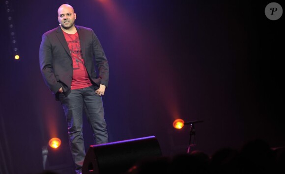 Frederick Sigrist sur la scène de Bobino pour la grande soirée humoristique "Europe 1 fait Bobino", le 18 février 2013