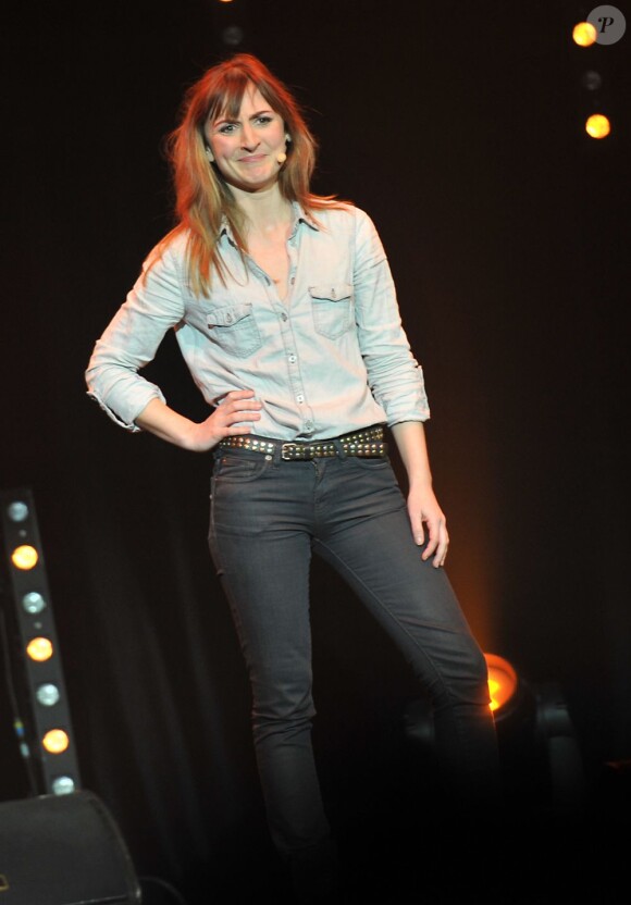 Camille Chamoux sur la scène de Bobino pour la grande soirée humoristique "Europe 1 fait Bobino", le 18 février 2013