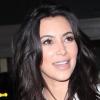 Kim Kardashian, enceinte et souriante, arrive à l'aéroport de Los Angeles. Le 18 février 2013.