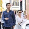 Kourtney Kardashian, son conjoint Scott Disick et leur fille Penelope font du shopping à Beverly Hills. Le 18 février 2013.