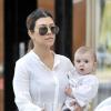 Kourtney Kardashian et sa fille Penelope font du shopping à Beverly Hills. Le 18 février 2013.