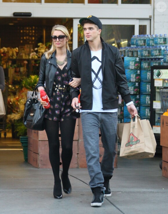 Paris Hilton et son petit ami River Viiperi dans les rues de Los Angeles, le 7 février 2013.