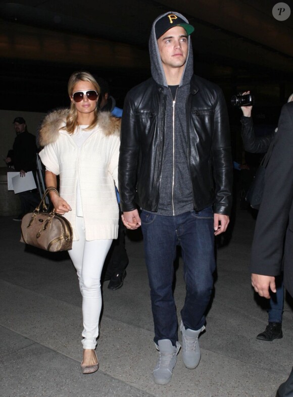 Paris Hilton et Riper Viiperi arrivent à l'aéroport LAX de Los Angeles le 2 février 2013.