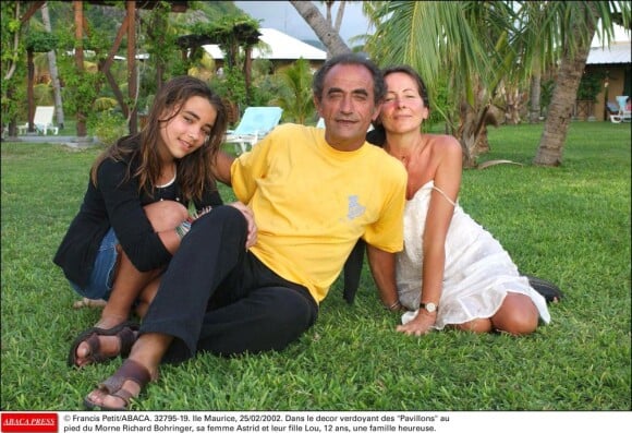 Richard Bohringer au côté de sa fille Lou, 12 ans, lors de vacances à l'Ile Maurice en février 2002.