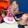 Tori Spelling, son mari Dean McDermott et leurs enfants Stella, Hattie et Liam McDermott à l'atelier Make Meaning, spécialisé dans les activités amusantes à réaliser en famille. A Los Angeles, le 18 février 2013.