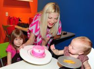 Tori Spelling : Atelier gâteaux et coloriage avec ses enfants et son mari