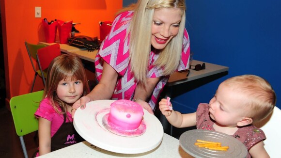 Tori Spelling : Atelier gâteaux et coloriage avec ses enfants et son mari