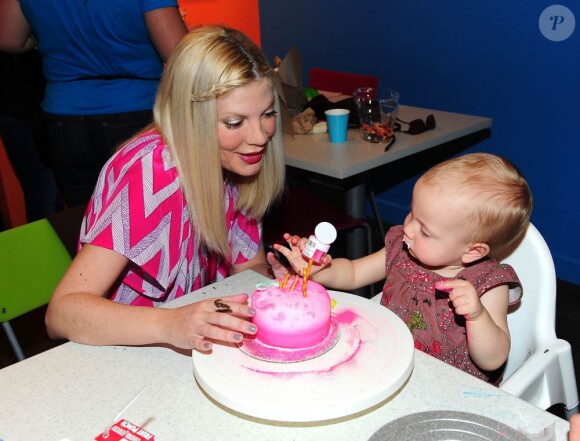 Tori Spelling, son mari Dean McDermott et leurs enfants Stella, Hattie et Liam McDermott à l'atelier Make Meaning, spécialisé dans les activités amusantes à réaliser en famille. A Los Angeles, le 18 février 2013.