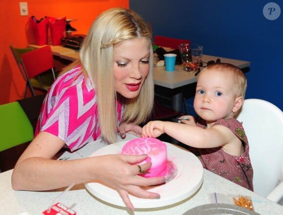 Tori Spelling, son mari Dean McDermott et leurs enfants Stella, Hattie et Liam McDermott à l'atelier Make Meaning, spécialisé dans les activités amusantes à réaliser en famille. A Los Angeles, le 18 février 2013. La maman de 39 ans préparait un faux gâteau rose avec sa fille.