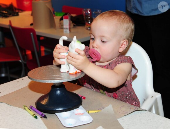 Tori Spelling, son mari Dean McDermott et leurs enfants Stella, Hattie et Liam McDermott à l'atelier Make Meaning, spécialisé dans les activités amusantes à réaliser en famille. A Los Angeles, le 18 février 2013.