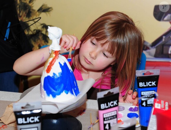 Tori Spelling, son mari Dean McDermott et leurs enfants Stella, Hattie et Liam McDermott à l'atelier Make Meaning, spécialisé dans les activités amusantes à réaliser en famille. A Los Angeles, le 18 février 2013.