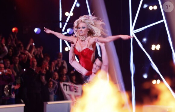Pamela Anderson et son partenaire Matt Evers, sur la glace pour l'émission Dancing on ice, aux Pays-Bas, le 19 janvier 2013.