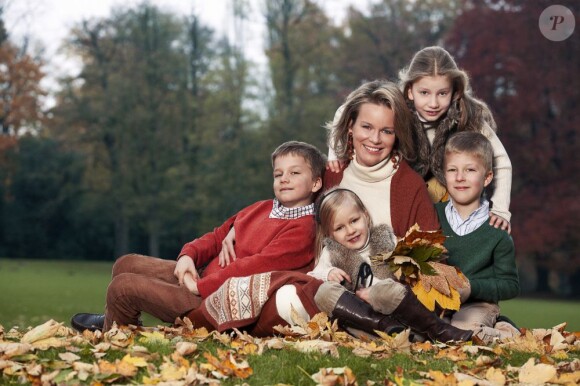 Portrait de la princesse Mathilde de Belgique avec ses quatre enfants pour son 40e anniversaire, célébré le 20 janvier 2013.