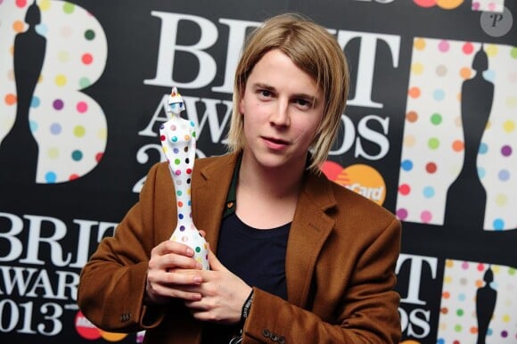 Tom Odell avec son trophée Choix des critiques aux Brit Awards le 20 février 2013 à Londres.