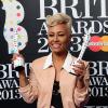 Emeli Sande avec ses trophées de Meilleure artiste féminine britannique et Meilleur album aux Brit Awards le 20 février 2013 à Londres.