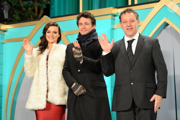 James Franco, Rachel Weisz et le réalisateur Sam Raimi lors de la présentation au Japon, à Tokyo, du film Le Monde fantastique d'Oz le 20 février 2013