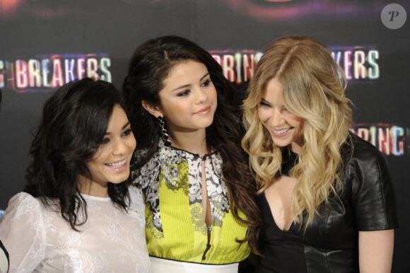 Selena Gomez au côté de Vanessa Hudgens et Ashley Benson pendant le photocall de Spring Breakers à Madrid en Espagne le 21 février 2013.