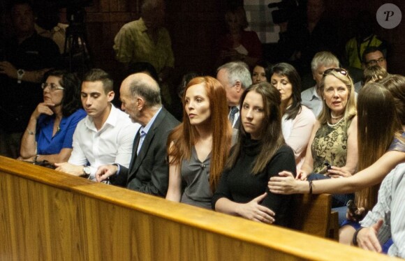 La famille d'Ocar Pistorius au tribunal d'instance de Pretoria, quatrième jour d'audience pour la demande de libération sous caution, le 21 février 2013.
