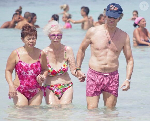 La duchesse d'Albe et son mari Alfonso Diez en vacances dans les Baléares en août 2012.