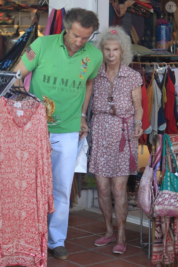 La duchesse d'Albe et son mari Alfonso Diez en vacances dans les Baléares en août 2012.
