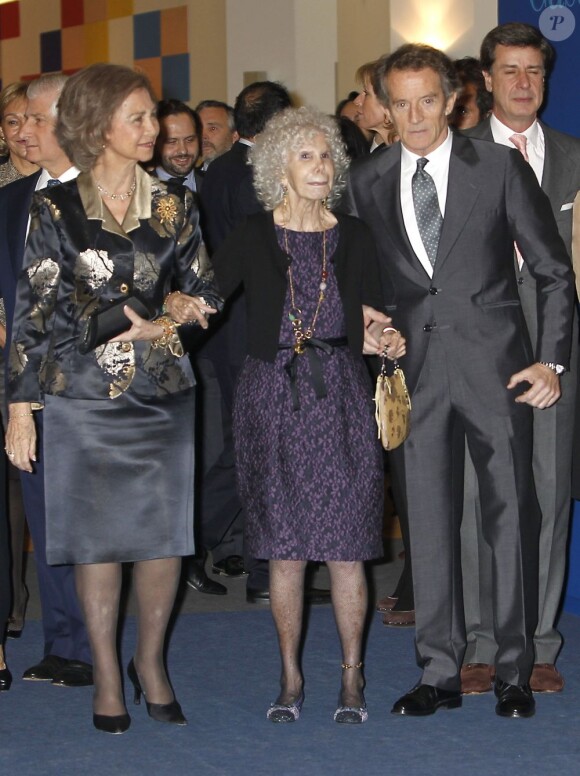 La reine Sofia d'Espagne et Cayetana Fitz-James Stuart, 18e duchesse d'Albe, avec son époux Alfonso Diez au vernissage d'une exposition sur l'héritage de la Maison d'Albe, le 18 décembre 2012.
