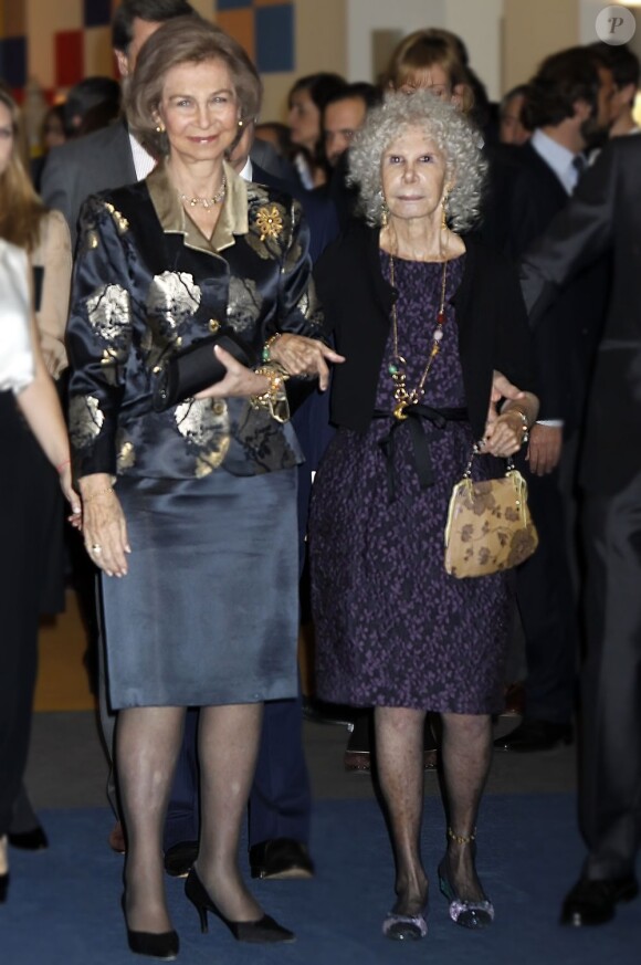 La reine Sofia d'Espagne et Cayetana Fitz-James Stuart, 18e duchesse d'Albe, au vernissage d'une exposition sur l'héritage de la Maison d'Albe, le 18 décembre 2012.