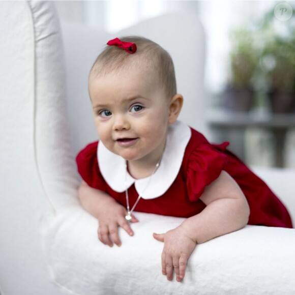 La princesse Estelle de Suède à 10 mois, lors du Noël 2012.