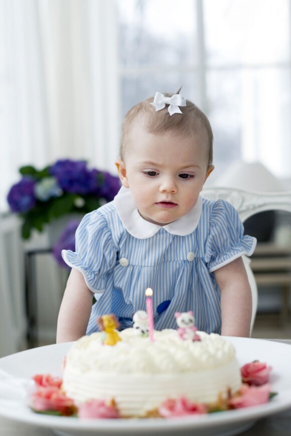 La princesse Estelle de Suède, fille de la princesse Victoria et du prince Daniel, photographiée au palais Haga par Kate Gabor pour son 1er anniversaire, le 23 février 2013.