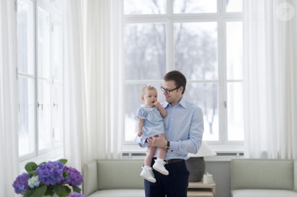 La princesse Estelle de Suède, fille de la princesse Victoria et du prince Daniel, photographiée au palais Haga par Kate Gabor pour son 1er anniversaire, le 23 février 2013.