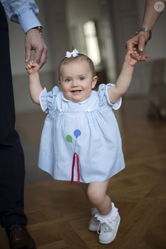 La princesse Estelle de Suède, fille de la princesse Victoria et du prince Daniel, photographiée au palais Haga par Kate Gabor pour son 1er anniversaire, le 23 février 2013.
