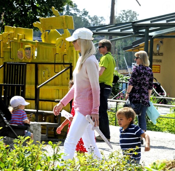 Elin Nordegren, ex-épouse de Tiger Woods, avec leurs enfants Sam et Charlie le 9 juillet 2012 à Stockholm.